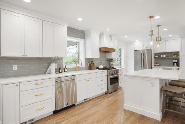 White shaker cabinets with maple accents 80110